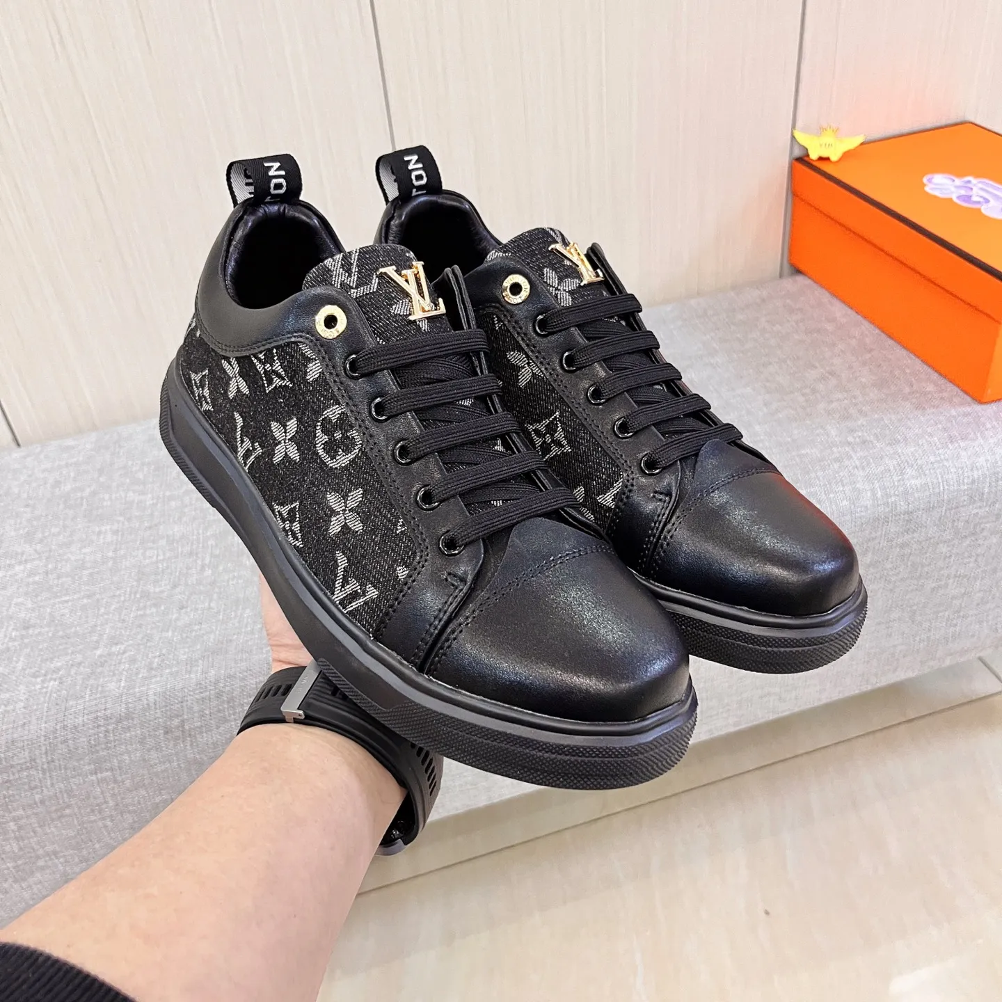 🚘🚘Factory batch 400💰[LV]🔥Louis Vuitton, high-end men's shoes brand, official website 1:1 latest masterpiece: the upper is made of first-layer cowhide imported from Italy with a comfortable and breathable lining➕original non-slip and wear-resistant outsole🔥, making walking more convenient and comfortable! An exclusive new model, a stunning work, a beautiful 1:1 replica [color] compared to the official quality! Create a fashionable personality to set off your uniqueness! A must-have for trendy men! Classic🔥Size: 38-44 Color: 🔥Multiple colors available🔥
